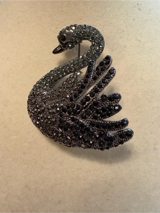 Jewelry - Swan brooch in gunmetal with rhinestone in a marcasite feel